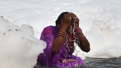 Toxic foam covers sacred Yamuna river(BBC)