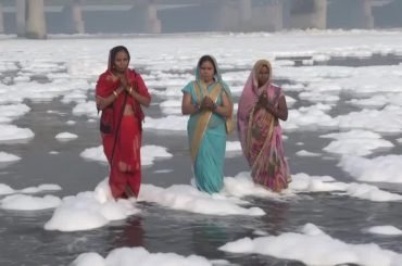 유독성 거품으로 뒤덮인 야무나 강